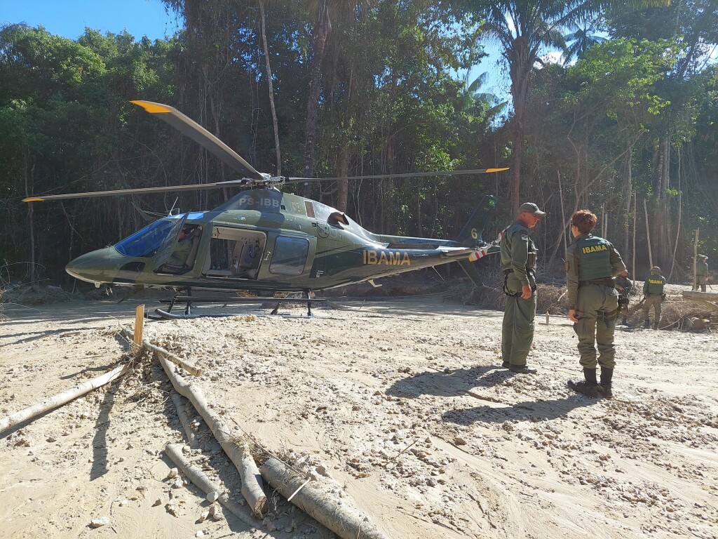 Incursão do IBAMA para combater o garimpo ilegal na Terra Indígena Yanomami em Roraima em dezembro de 2023. Imagem cortesia do IBAMA.