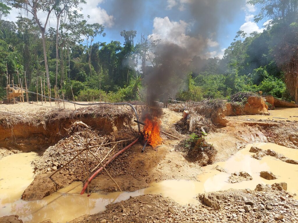Maquinário utilizado em um garimpo é queimado por agentes do IBAMA em uma operação de combate ao garimpo ilegal na Terra Indígena Yanomami, em Roraima, em 2023. Imagem cortesia do IBAMA.