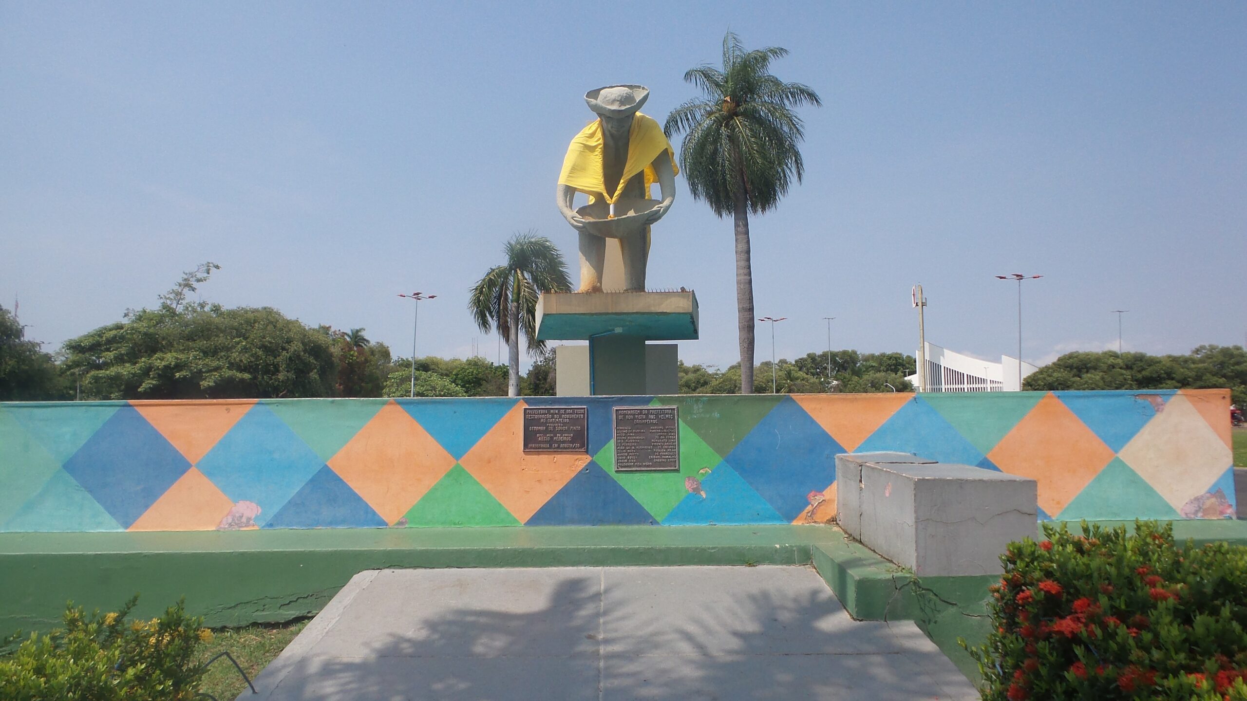 In Boa Vista, the capital of the state of Roraima, a monumeEm Boa Vista, há um monumento ao garimpeiro em uma praça no centro da cidade, onde estão as sedes de instituições como o Governo do Estado e a Assembleia Legislativa. Foto: Elizabeth Oliveira. 