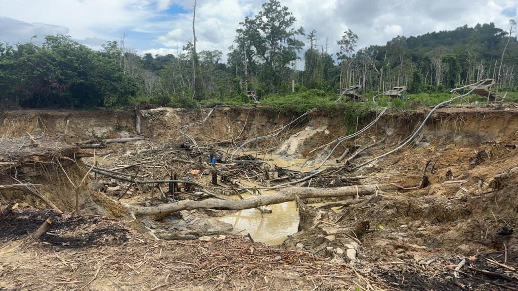 Degradação ambiental causada por atividades de mineração ilegal detectada por uma operação do IBAMA na Terra Indígena Yanomami em 2023. Imagem cortesia do IBAMA.