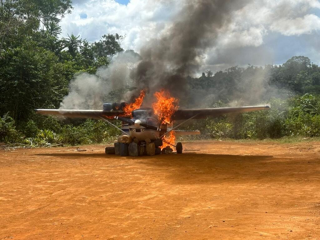 Em 2023, o IBAMA queimou um avião usado por garimpeiros ilegais que haviam invadido a Terra Indígena Yanomami em Roraima. Imagem cortesia do IBAMA.