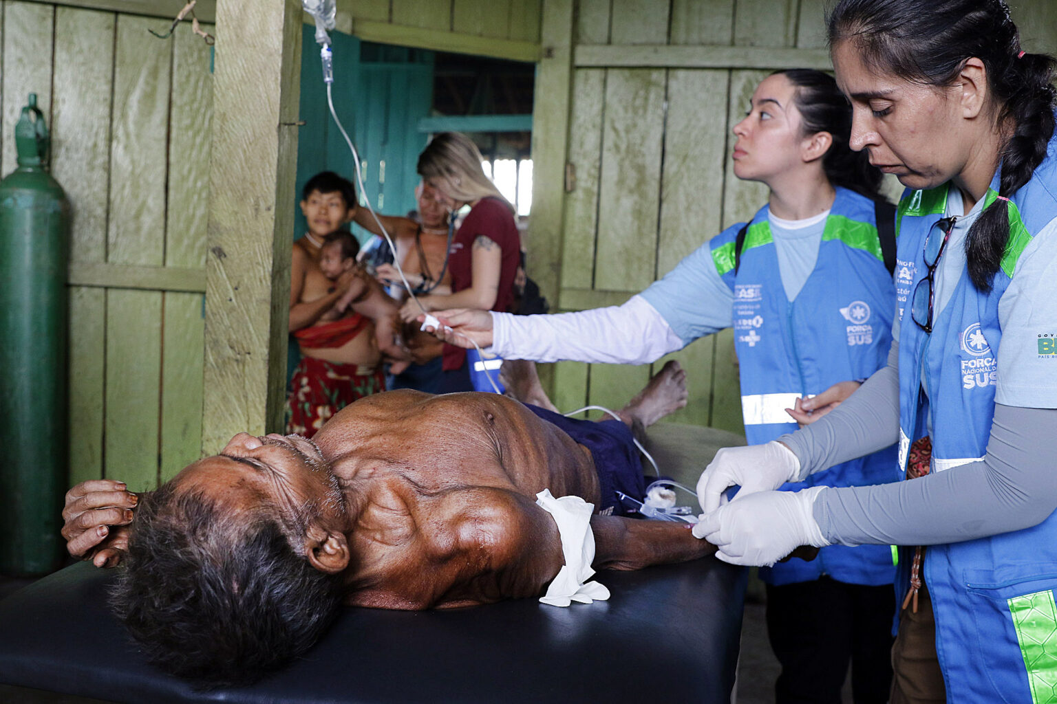 O governo Lula enfrentou uma crise humanitária depois que a Terra Indígena Yanomami foi invadida por milhares de garimpeiros ilegais, que trouxeram doenças, poluição e violência, sob o comando de Bolsonaro. Imagem cortesia de Fernando Frazão/Agência Brasil.