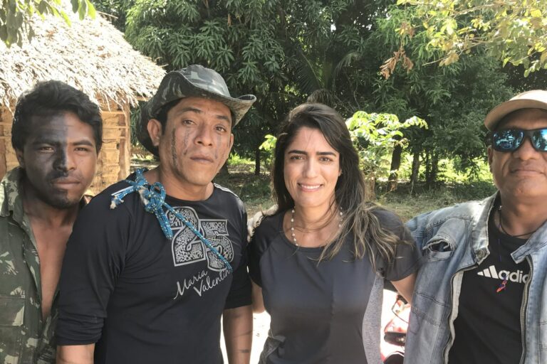 Paulo Paulino Guajajara, da esquerda para a direita, com Laércio Guajajara, Karla Mendes e Olimpio Guajajara durante a viagem de Mendes para a TI Arariboia em 2019. Paulo foi morto em uma emboscada nove meses depois. Imagem de Karla Mendes/Mongabay.