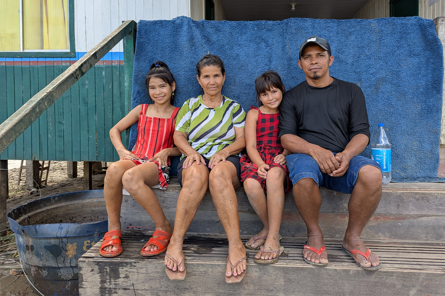 A agricultora Maria Delci Barros de Morais (segunda da esquerda, com a família) diz que está muito preocupada com acidentes envolvendo barcaças de grãos em sua comunidade, Paraíso Grande, às margens do Rio Madeira. Foto: Karla Mendes/Mongabay.