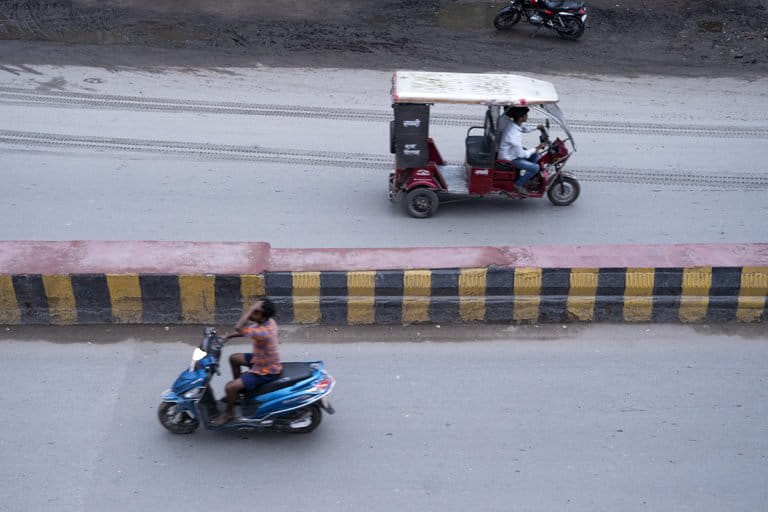 Electric vehicles, especially powered by renewable power, can be a sustainable solution for reducing air pollution in Indian cities and bring down India’s oil import bill. Photo by Kartik Chandramouli/Mongabay.