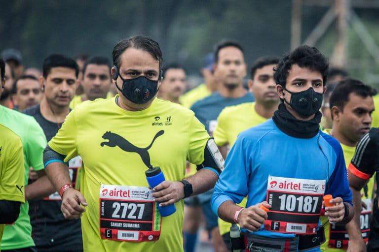 Marathon runners wearing masks to protect themselves from air pollution in Delhi last year. Photo by Joanna Pinneo. Photo by Vikas Choudhary/CSE.