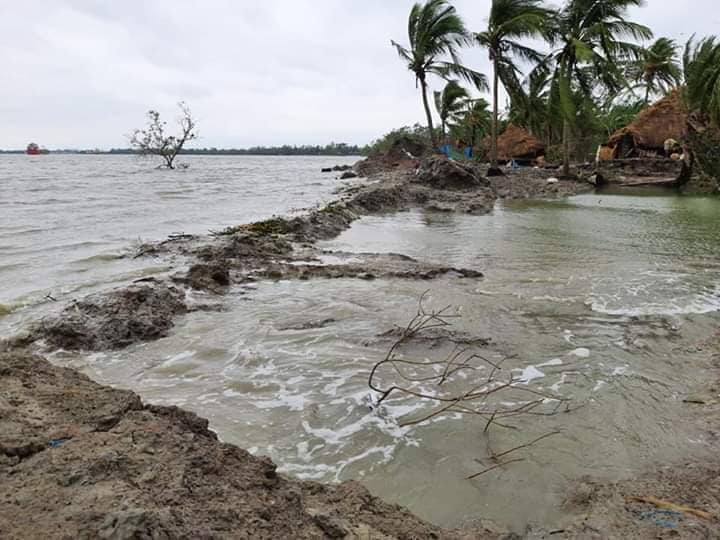 Water breaches an island in Sundarbans as a result of Cyclone Amphan. Photo by Prasenjit Mandal