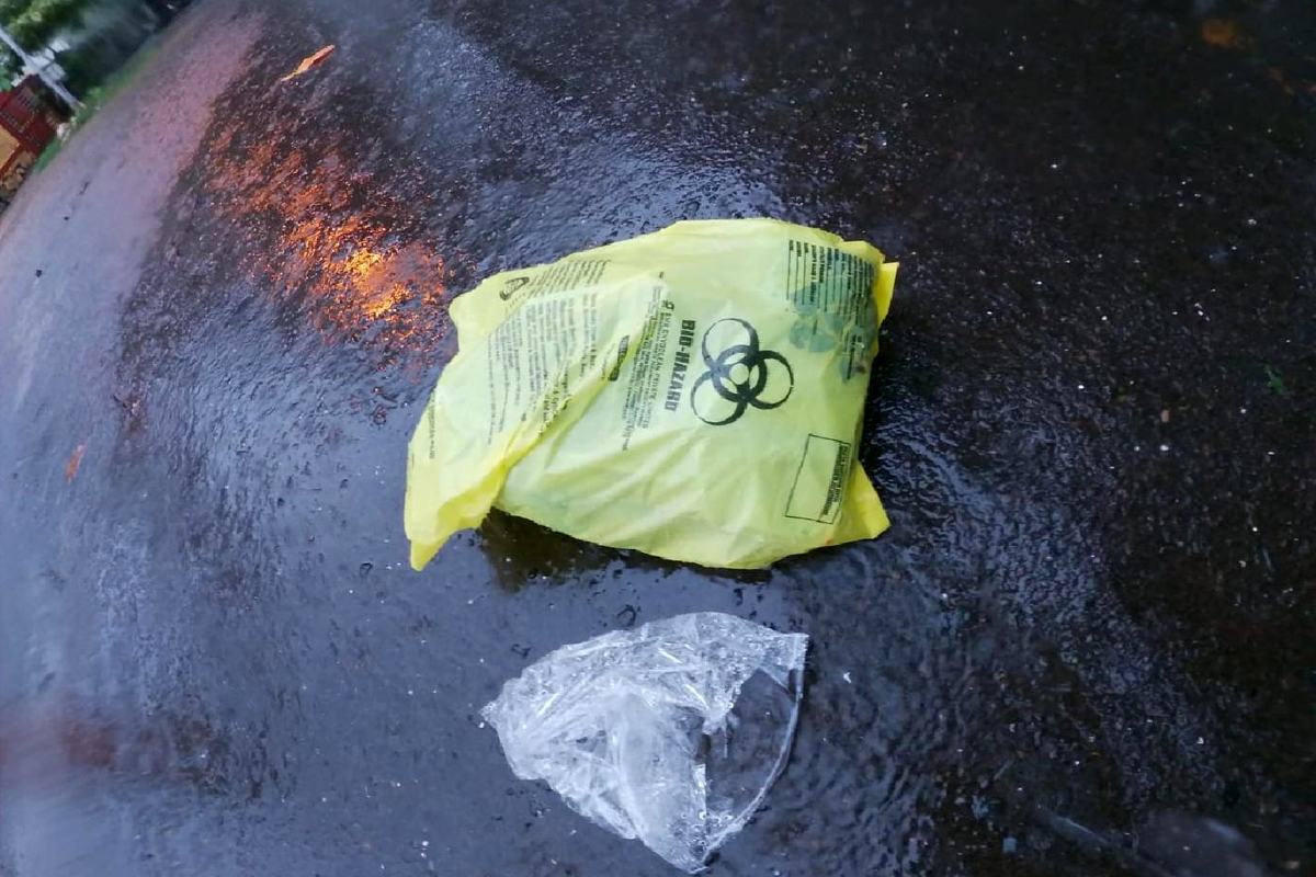 Biomedical waste dumped in Dombivali’s Milap Nagar during ongoing the COVID pandemic. Photo by Kishor Sohoni.