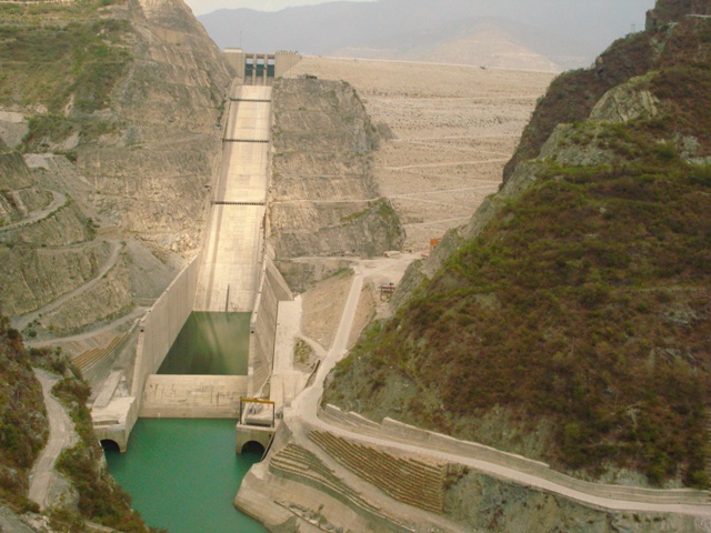 Previous studies have shown that the barrier effect caused by Tehri dam, located at the confluence of Bhagirathi and Bhilangana, has resulted in a decline in the populations of mahseer upstream of Bhagirathi river. Photo by Arvind Iyer/Wikimedia Commons.