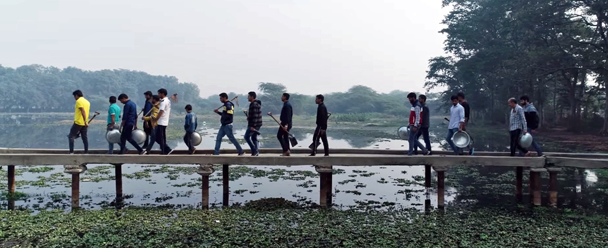 Ramveer Tanwar and volunteers on their way to clean Surajpur wetland, a biodiversity-rich habitat, amidst urban landscape in Gautam Budhha Nagar district. Photo from Ramveer Tanwar.