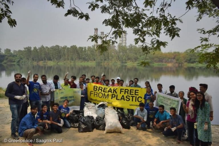 This World Environment Day, Greenpeace India volunteers ran a clean up drive on the banks of the River Yamuna in New Delhi. The Yamuna is one of the most highly polluted rivers in India and is majorly littered with plastic waste on the banks. Photo by Saagnik Paul/Greenpeace India.