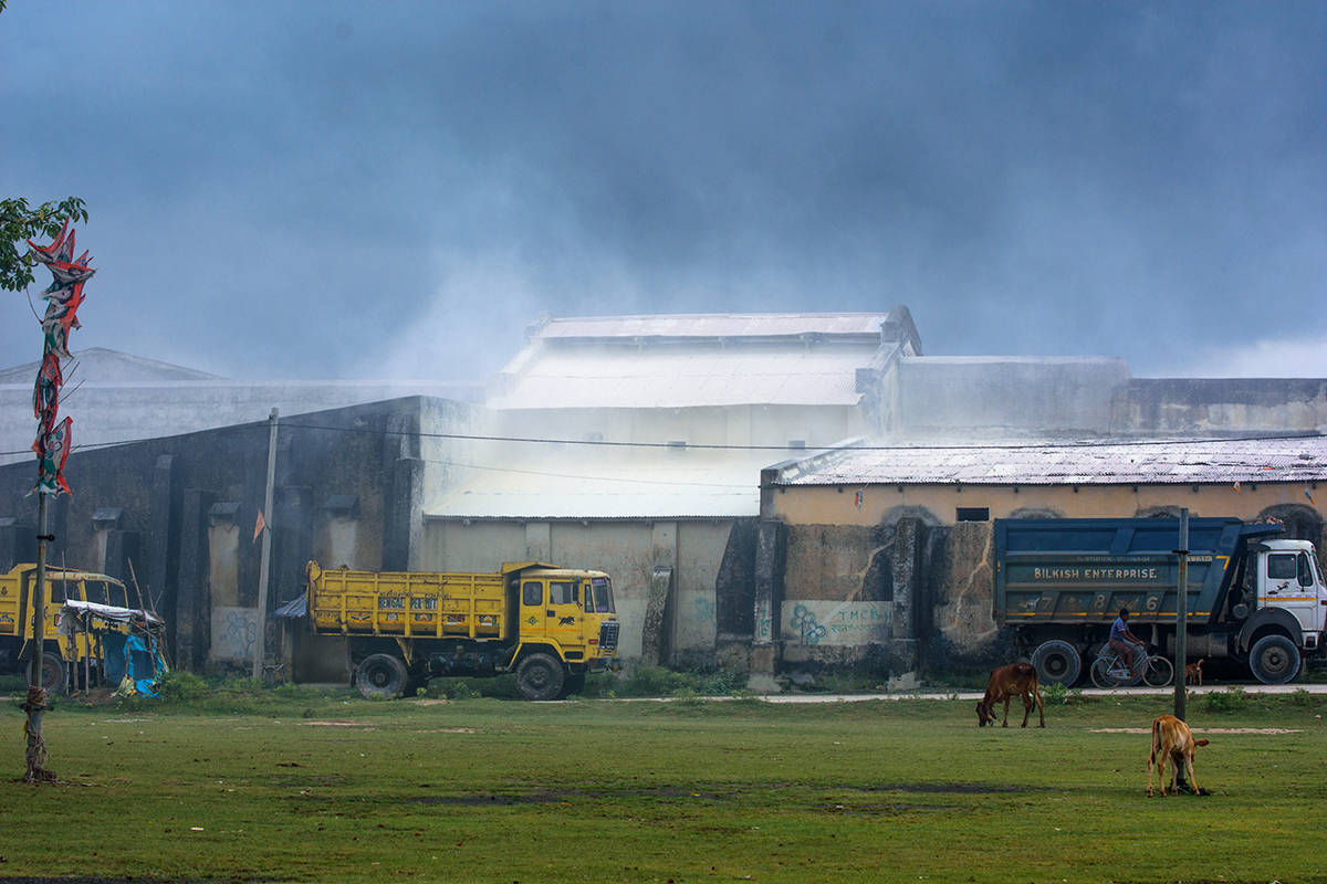 Clay dust coming from the clay mining processing unit. Residents and workers complain of breathing problems and water contamination due to the excess dust. Photo by Subhrajit Sen.