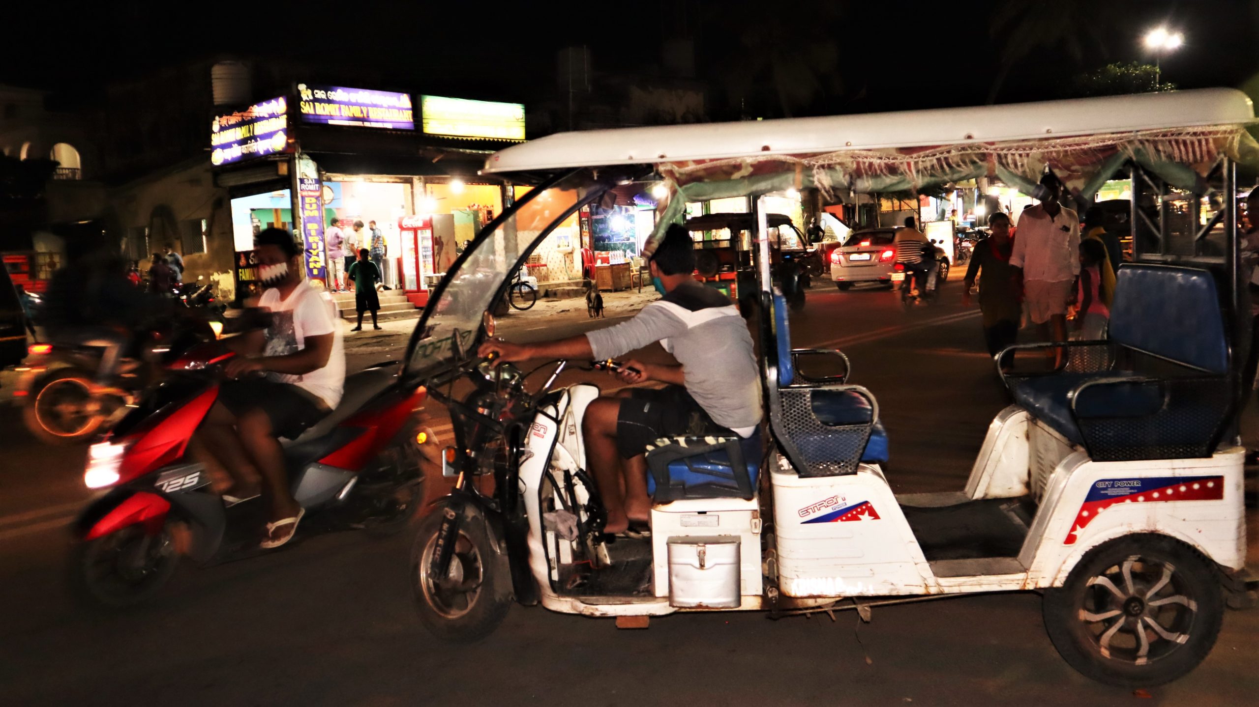 An e-rickshaw near Puri beach. Similar to Puri, the Odisha government is looking to popularise electric rickshaws in other cities including Bhubaneshwar, which is the state’s capital city. Photo by-Manish Kumar/Mongabay.