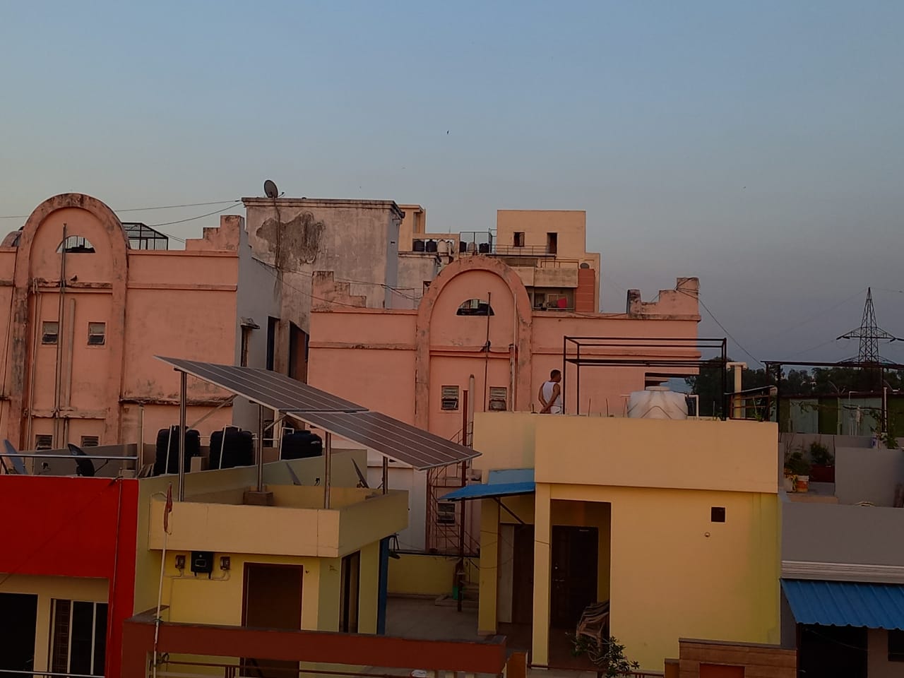 Roof top solar installed in Gulmohar Colony of Bhopal. Photo by Manish Chandra Mishra/Mongabay