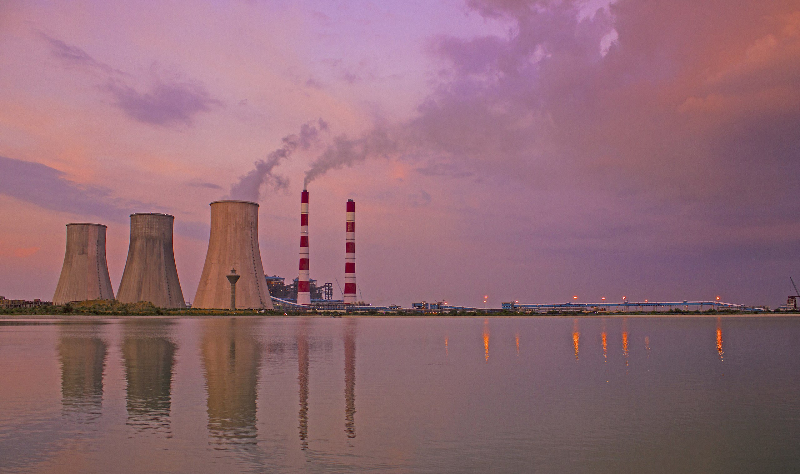 Cooling towers of a thermal power plant based in Haryana. Over the past two weeks, India witnessed an intense debate over the shortage of coal which many cautioned could lead to power cuts or blackout. Photo by Vikramdeep Sidhu/Wikimedia commons