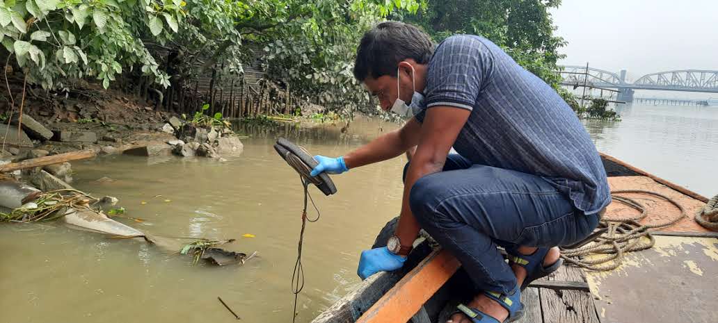 During sampling the team encountered floating plastic items such as plastic bottles and packets along a 100 km stretch of the Bhagirathi-Hooghly stretch of the Ganga. Photo by Bhadury et al