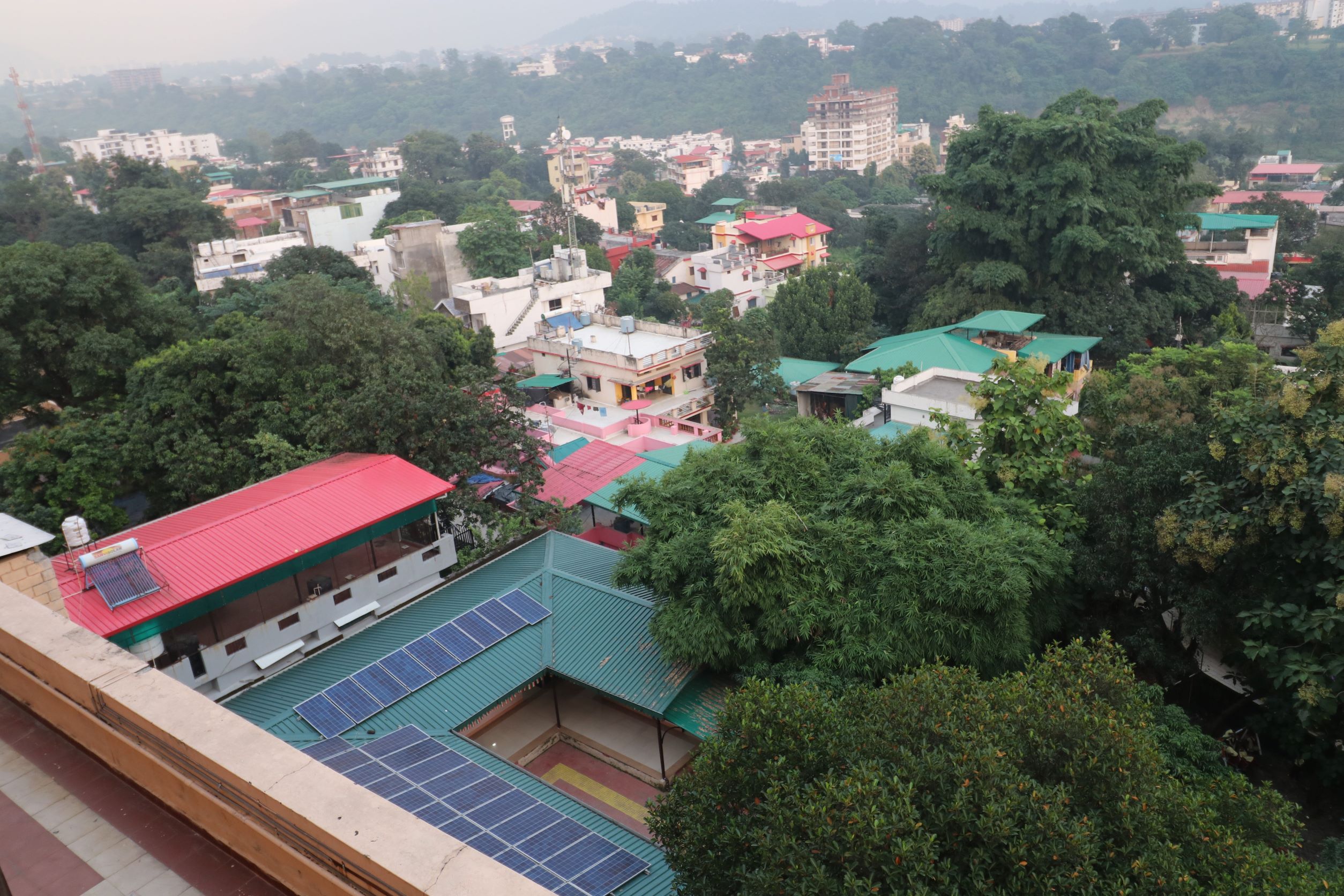 Grid-connected rooftop solar plant at Ramakrishna Mission Ashram in Dehradun, Uttarakhand. Photo by Muskaan Kapoor.