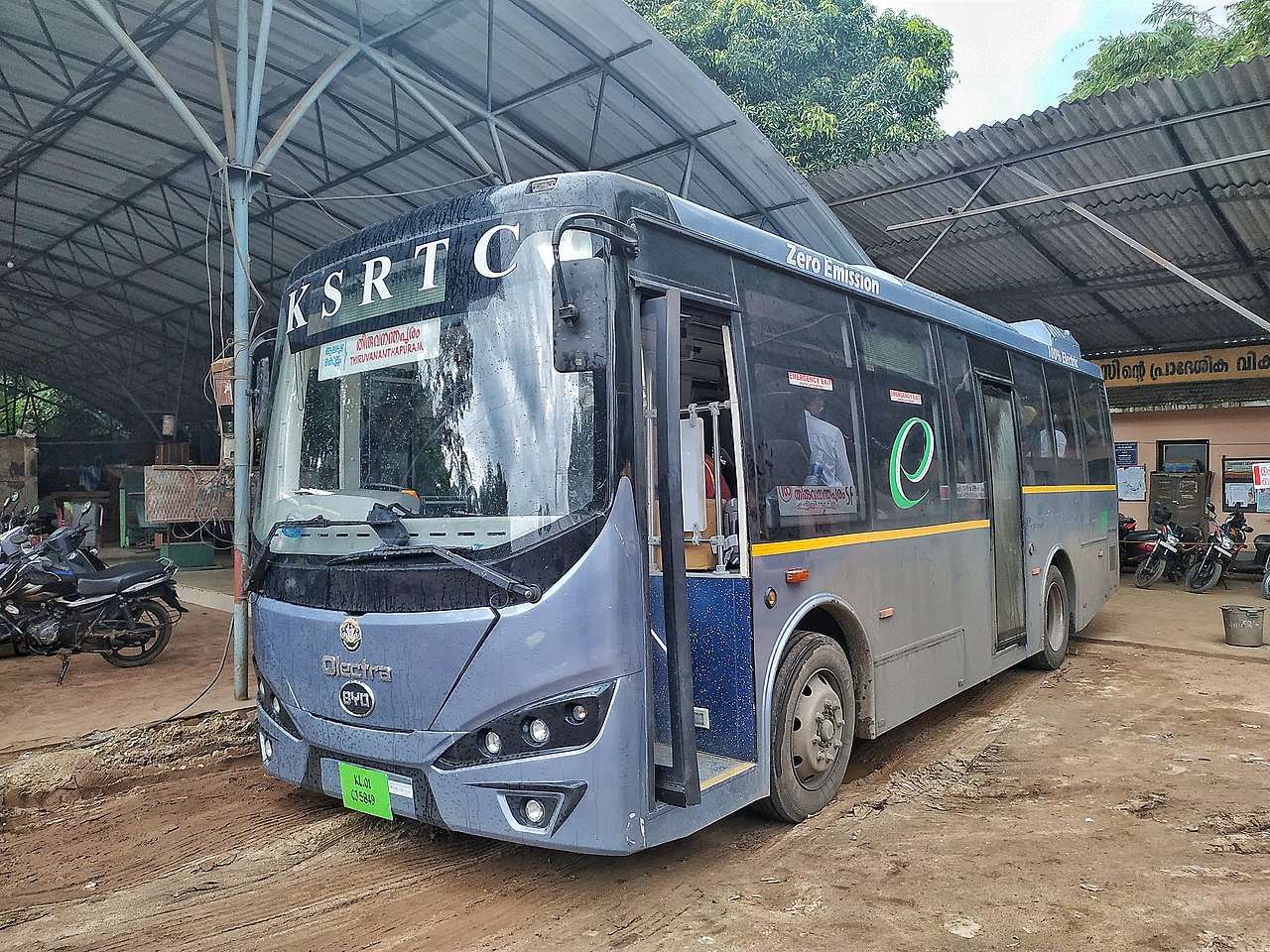 India doesn’t have any national target for the adoption of electric vehicles. Photo by Navaneeth Krishnan S./Wikimedia Commons.