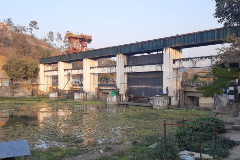 Ithai Barrage has blocked the path of the migratory fishes causing an economic toll on the fishing community. Photo by Snigdhendu Bhattacharya/Mongabay.