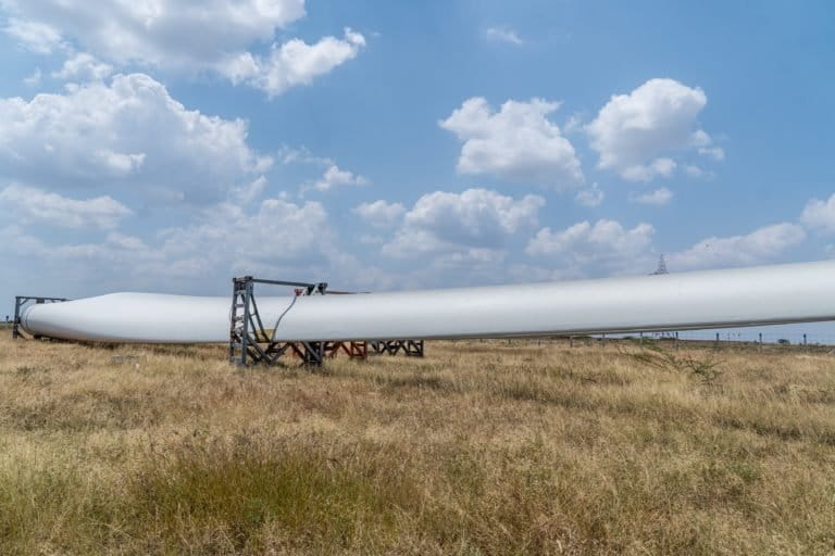 A single blade of a wind turbine at a windfarm in Thoothukudi district. Photo by Narayana Swamy Subbraman/Mongabay.