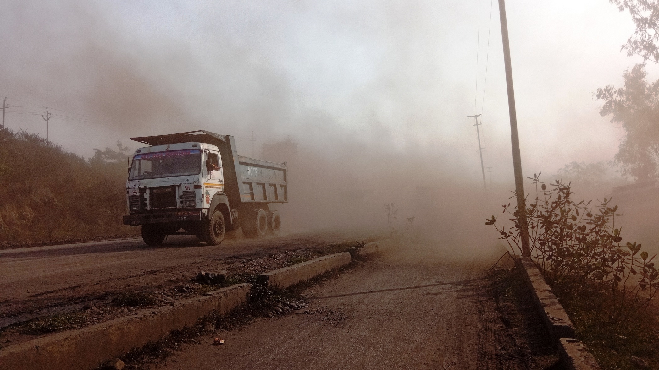 Heavy polluted road in Talcher adjacent to a railway siding where truckloads of coals are loaded into trains. Photo by-Manish Kumar/Mongabay