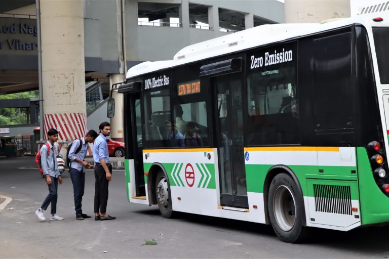 An electric bus run by the Delhi Transport Corporation (DTC) near Mayur Vihar. Photo by Manish Kumar/Mongabay