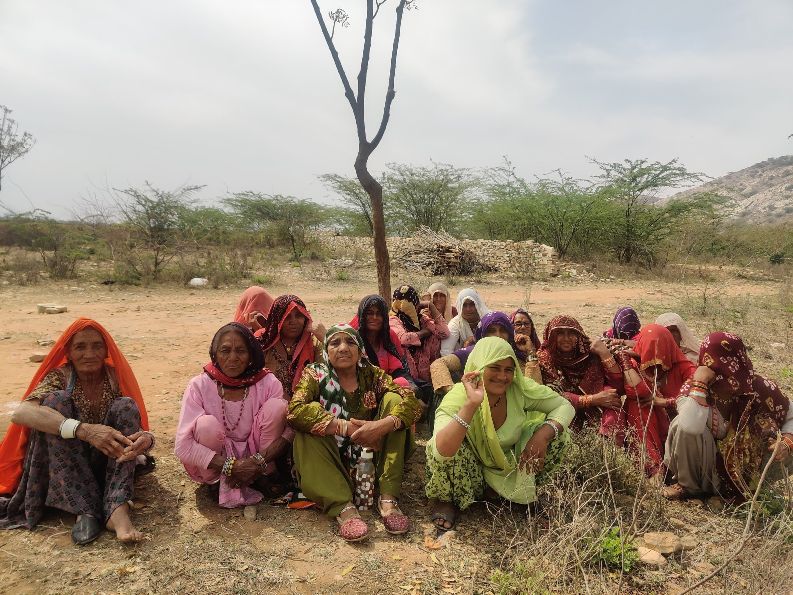 During summer months, MGNREGS workers start work before dawn, and try to wrap up before noon. However, such measures aren’t sustainable, say experts. India’s economy is highly dependent on heat-exposed labour with an overwhelming 75% of the labour force, close to 380 million people. Photo by Mahima Jain.