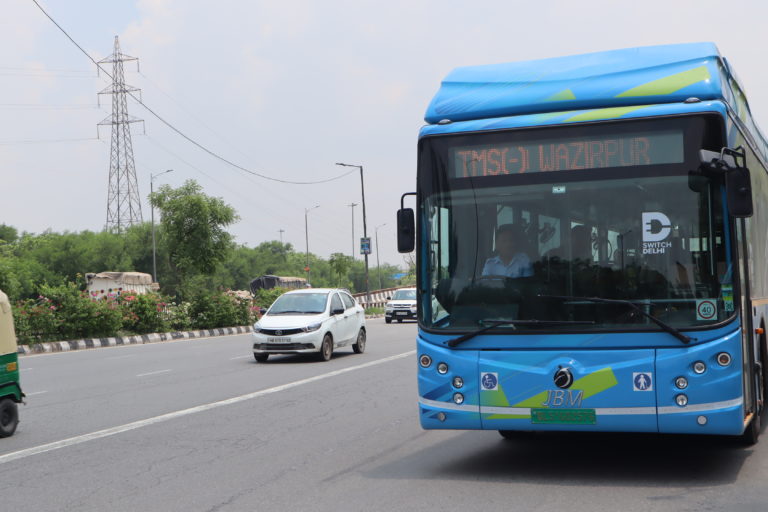 An electric bus near Indraprastha in New Delhi. India plans to go net zero by 2070. Photo by Manish Kumar/Mongabay