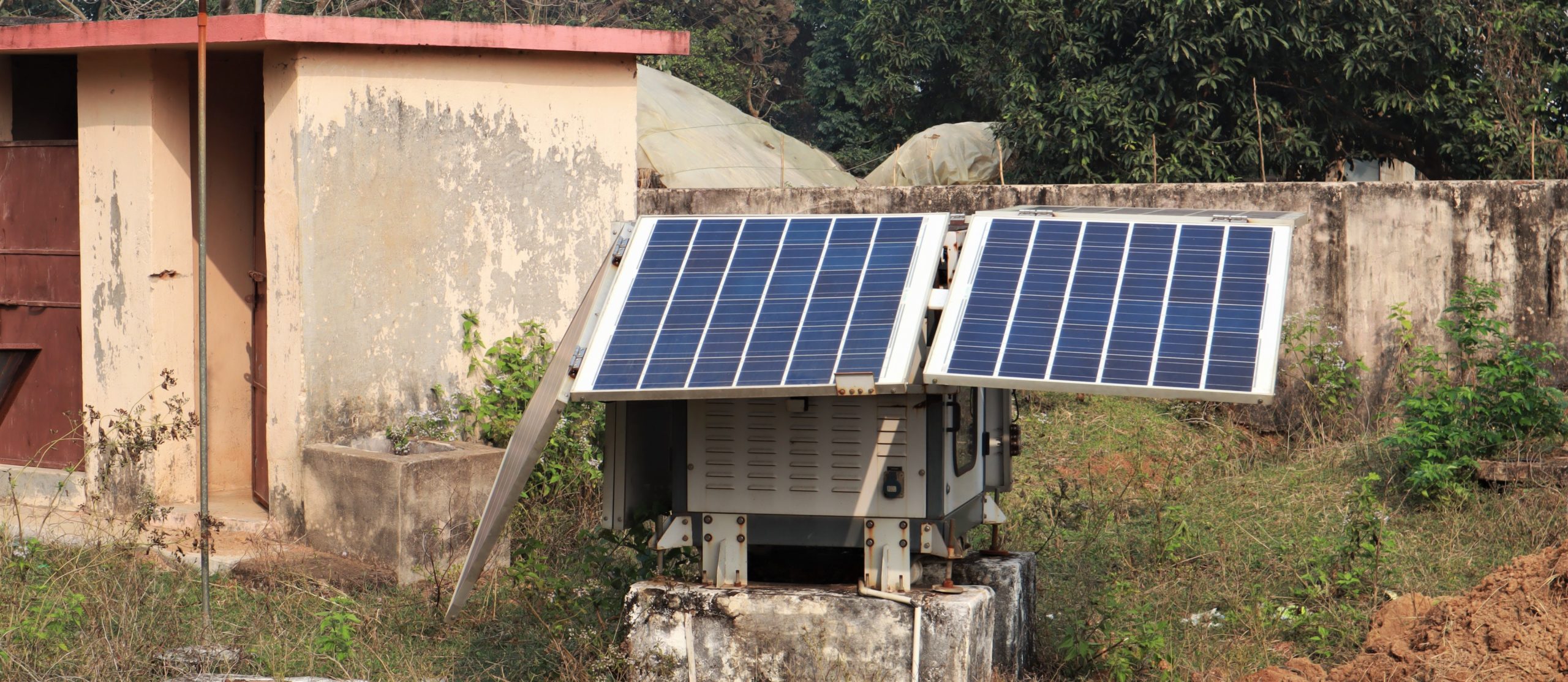 A foldable solar unit lying defunct after Cyclone Fani hit Odisha in 2017. c. Photo by Manish Kumar/Mongabay