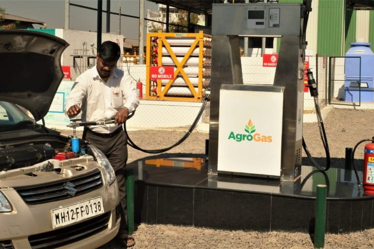 A CNG vehicle refilling bio-CNG. Photo by Primove Engineering Pvt Ltd.