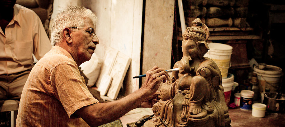 An artist working on a Ganesha idol in Goa. Representative image. Photo by Nijgoykar/ Wikimedia Commons.