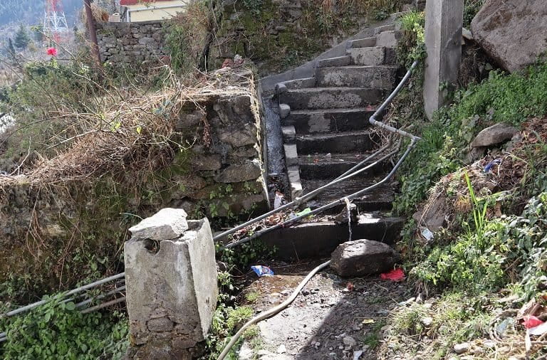 Due to lack of drainage system in Joshimath, natural and anthropogenic water goes into the debris where the town is based. Photo by Manish Kumar/Mongabay 