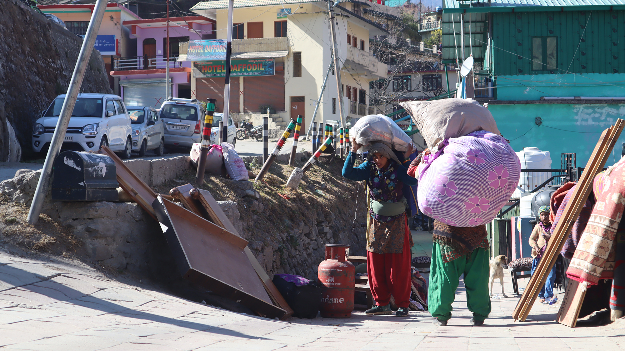 A family moving to a safe place in Joshmanth. As of January 18,849 houses were damaged and 838 people shifted to safer places. Photo by Manish Kumar/Mongabay