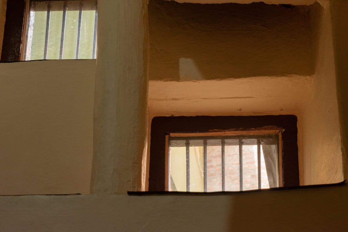 Traditionally built houses have small windows known as ‘roshandaans’ that are carved out to light up rooms and stairs. With insulation benefits, the facilitation of air flow and an appealing design, these structures served aesthetic and utility purposes. Photo by Amir Bin Rafi/Mongabay.