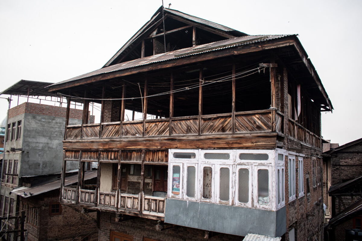 A house is located in Aali Kadal locality of Srinagar city photographed during the winter season. Vernacular architecture in Kashmir factored in both the cold and hot climate of the valley. The upper story of this house is open to get relief in summer, while the ground floor is fully insulated with mud and the window sizes are small. Photo by Amir Bin Rafi/Mongabay.