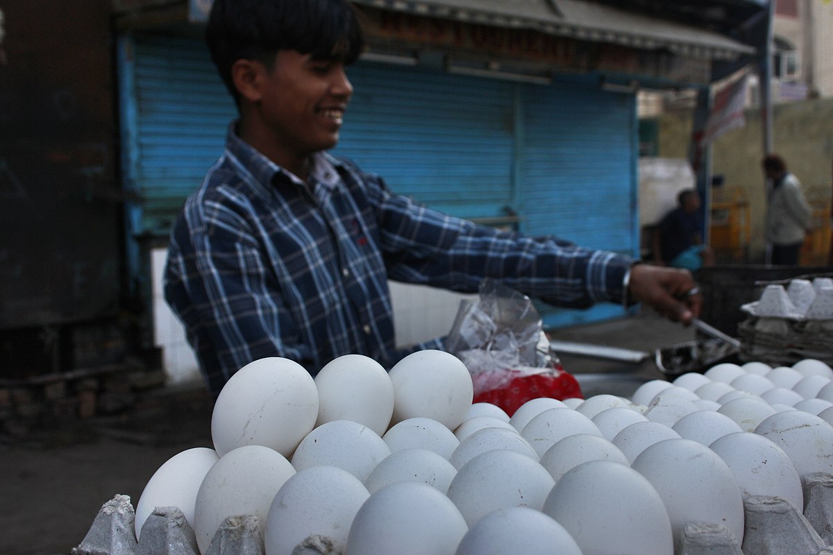 An egg seller in Delhi. Photo by Pallav.journo/Wikimedia Commons.