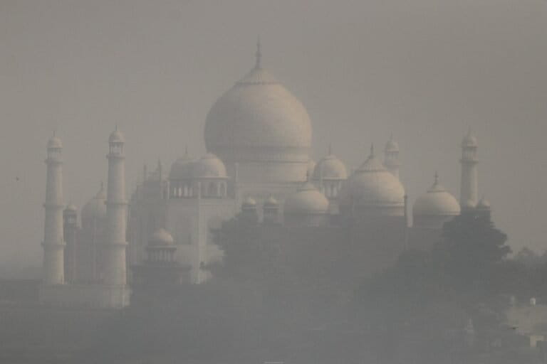 Pollution over Taj Mahal. All Pollution Control Boards in Indo-Gangetic plains are facing huge staff shortages and inadequate infrastructure for pollution monitoring and lab testing. Photo by Buiobuione/Wikimedia Commons