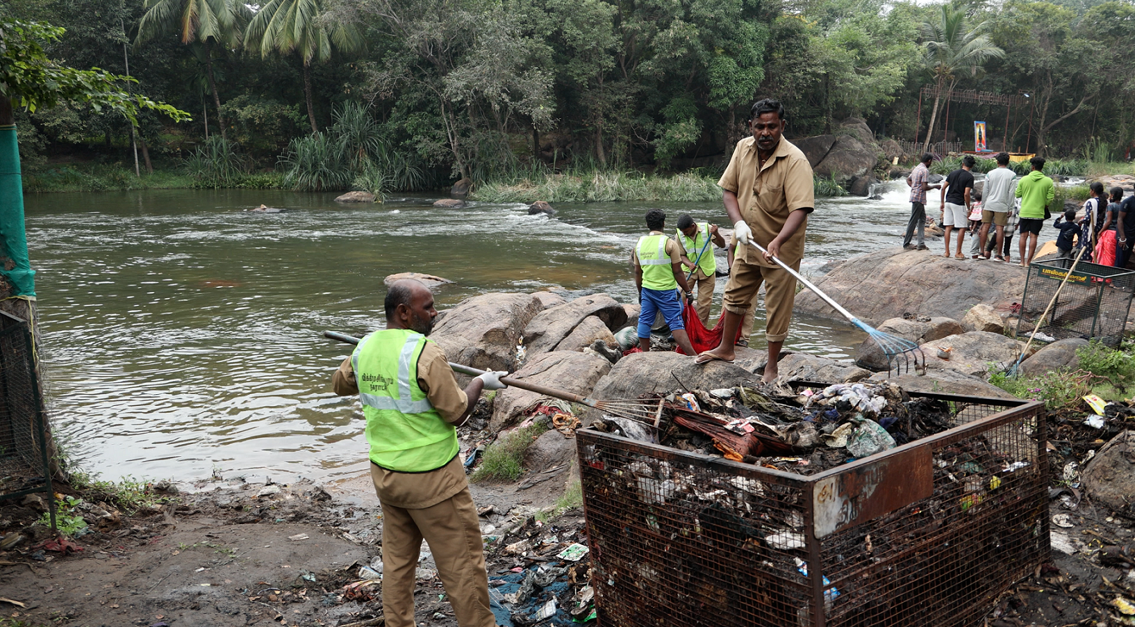 Volunteers cleaning river Thamirabarani. Photo by Vasudevan Sridharan.