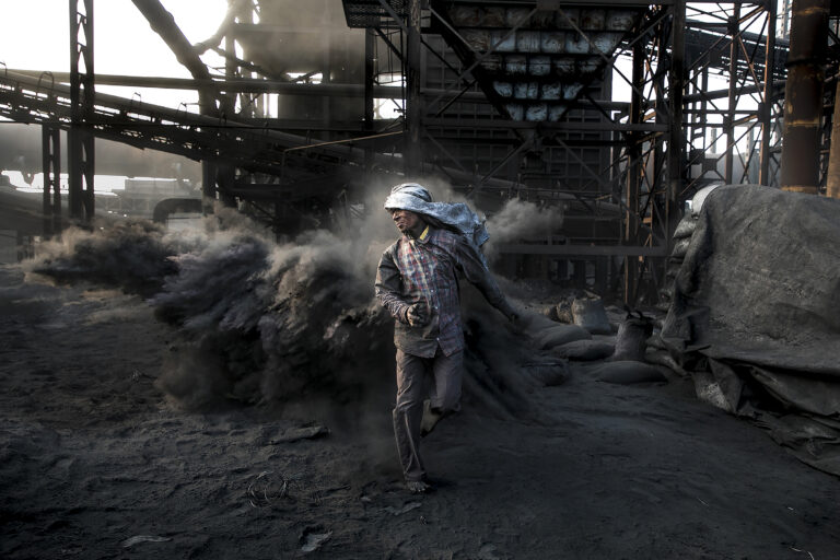 Coal mine worker in Jharkhand. Socio-economic inequalities exist in coal economies. Photo by Rajesh Kumar Singh / Climate Visuals Countdown.