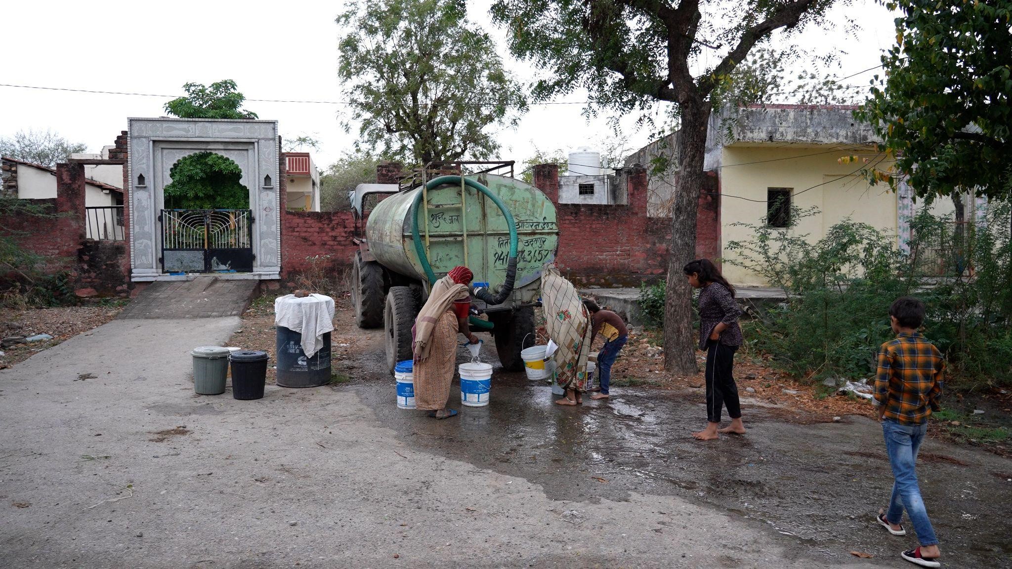 Bichhri residents fill water from the tanker. Photo by Shiva Singh.