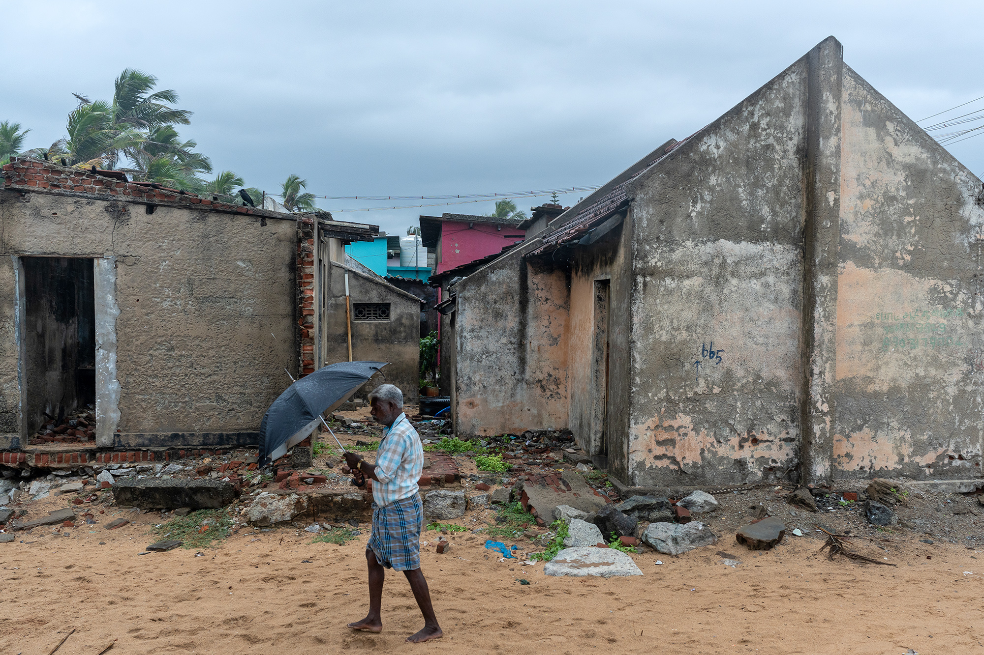 Houses dilapidated and abandoned due to years of sea erosion and weather events in the village of Eraiviputhenthurai in Tamil Nadu's Kanniyakumari district. The region was one of the worst hit during Cylone Ockhi in 2017. Photo by Narayana Swamy Subbaraman/Mongabay.