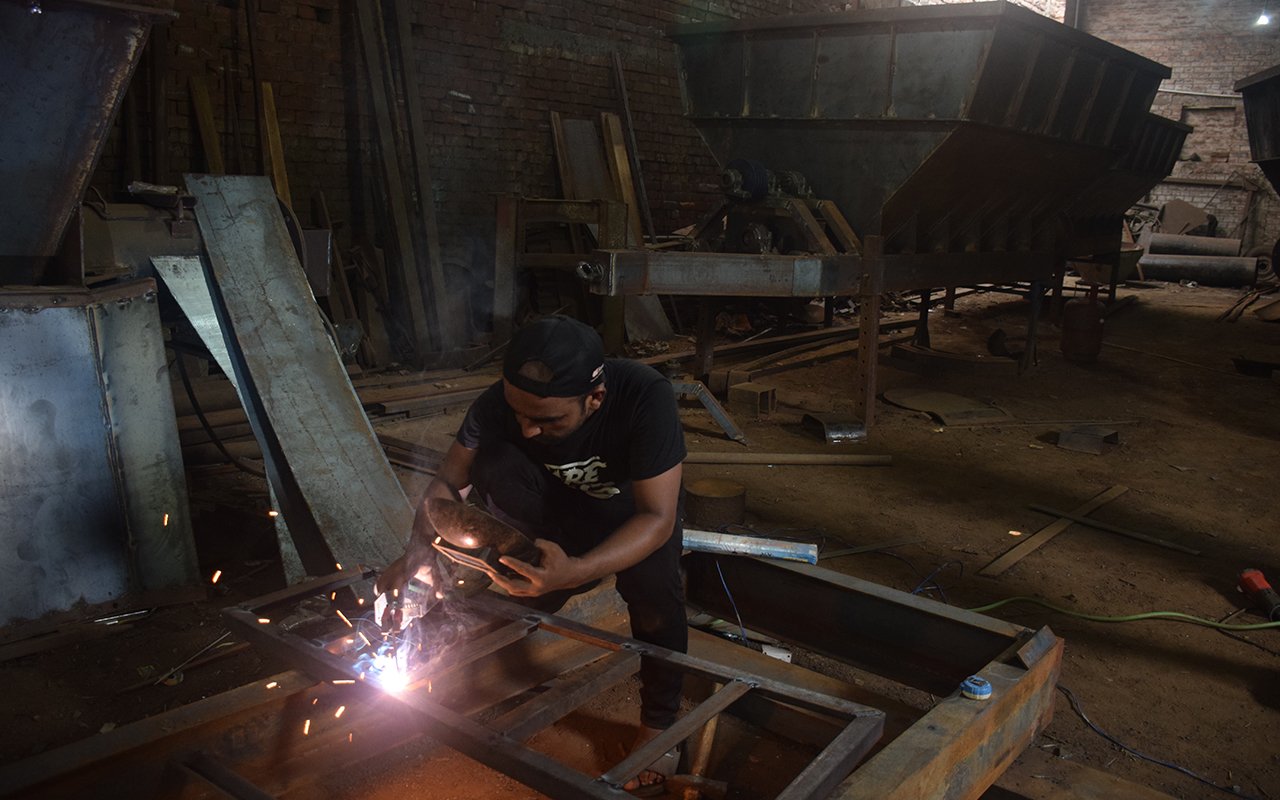 Noorsarai in Bihar's Nalanda district has emerged as a thriving hub for engineering works. In this town, a mini-grid operated by Husk Power ensures a consistent and uninterrupted energy supply to numerous workshops and businesses. Photo by Manish Chandra Mishra/Mongabay