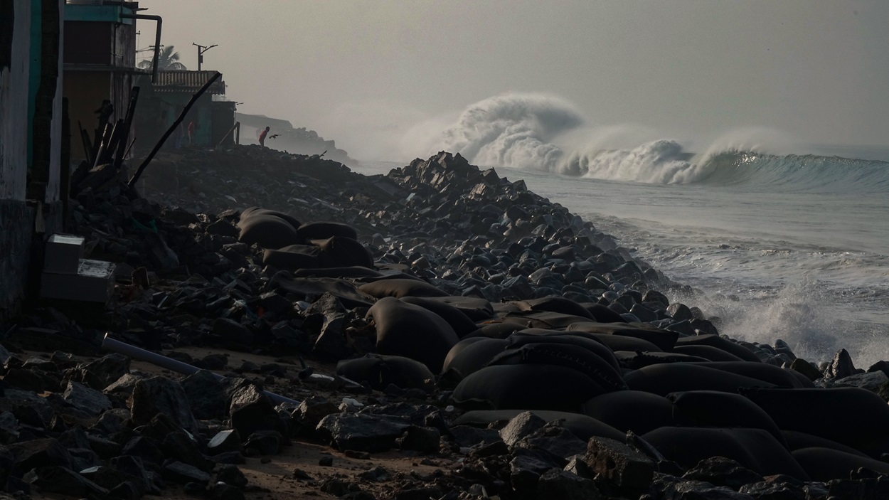 A series of recent long-period swell surge events on the coast of Kerala and southwestern Tamil Nadu has damaged properties and killed people. Image courtesy of Vincy Lopez.