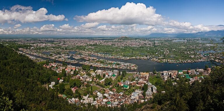 A view of Dal Lake and Srinagar from Shankaracharya Hill. Urban planning in India has traditionally focused on basic services, with climate concerns receiving limited attention. Image by KennyOMG via Wikimedia Commons (CC-BY-SA-3.0).