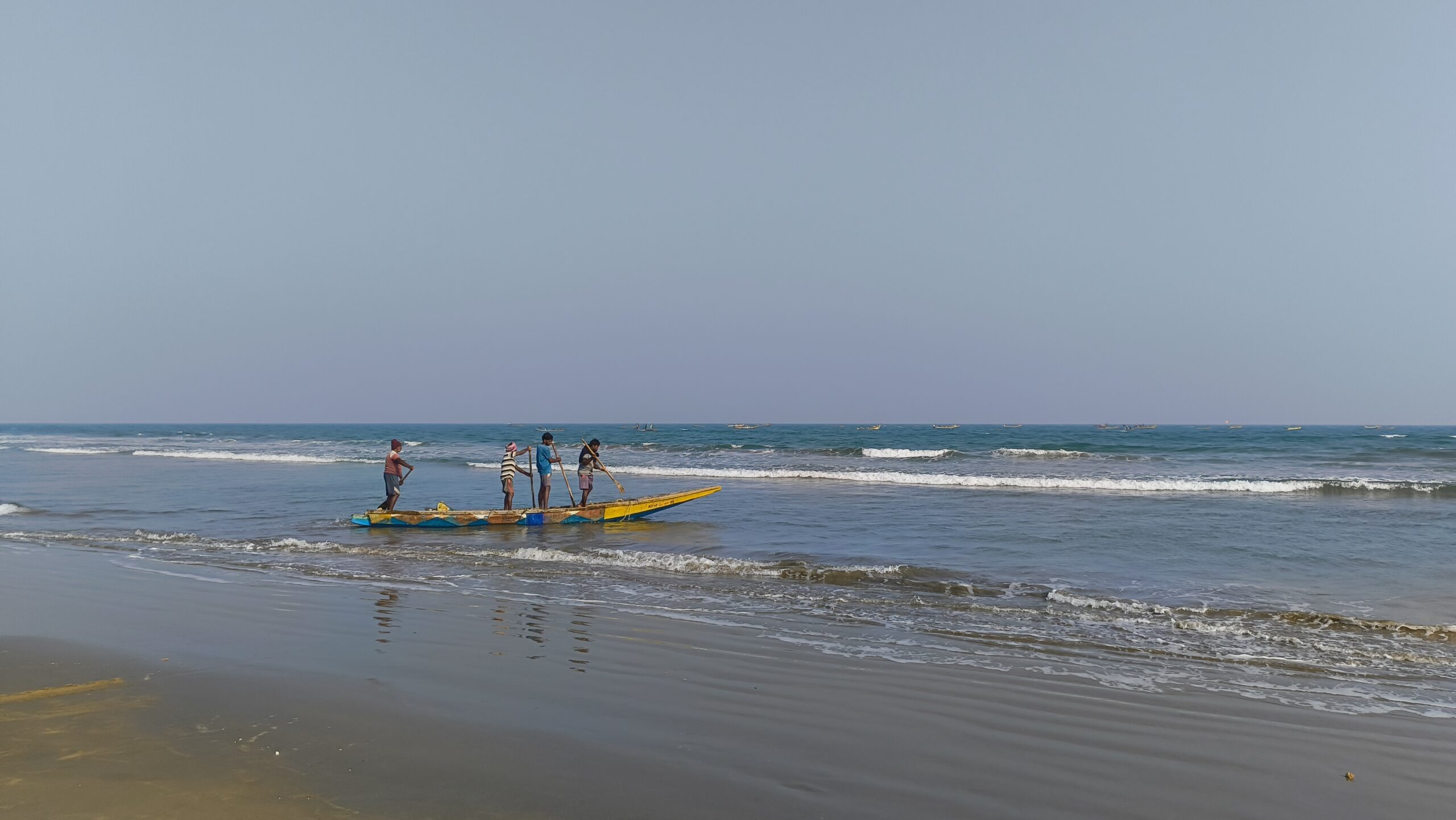 Most smaller teppas do not have motors and have to be rowed with paddles. Fishers find it challenging to overcome the strong waves. Image by Ishita Chigilli Palli.