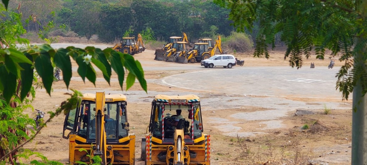 In what was arguably the biggest citizen-led environmental protest Telangana has witnessed in the recent past, university students, faculty, and environmentalists protested and stopped bulldozers from razing down Kancha Gachibowli. Image by xx.