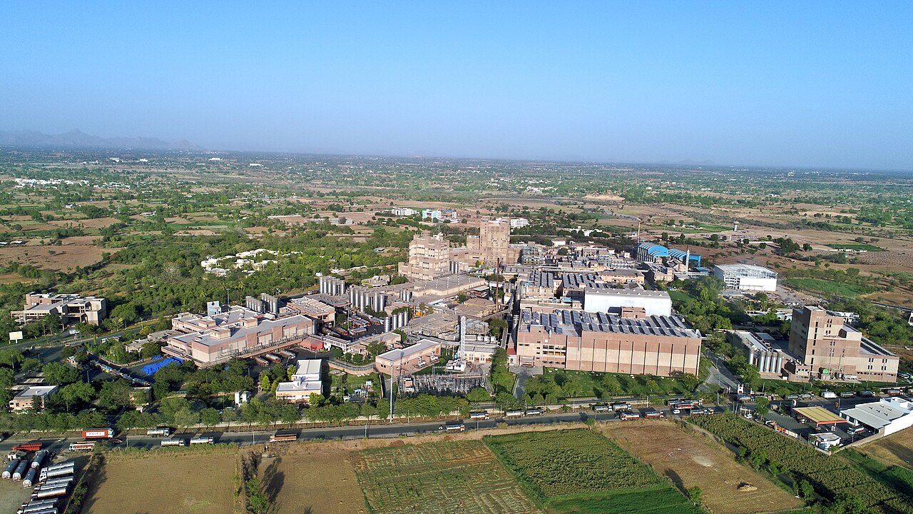 An aerial view of a dairy manufacturing unit in Palanpur, Gujarat. Image by Banas dairy 1969 via Wikimedia Commons (CC BY-SA 4.0).