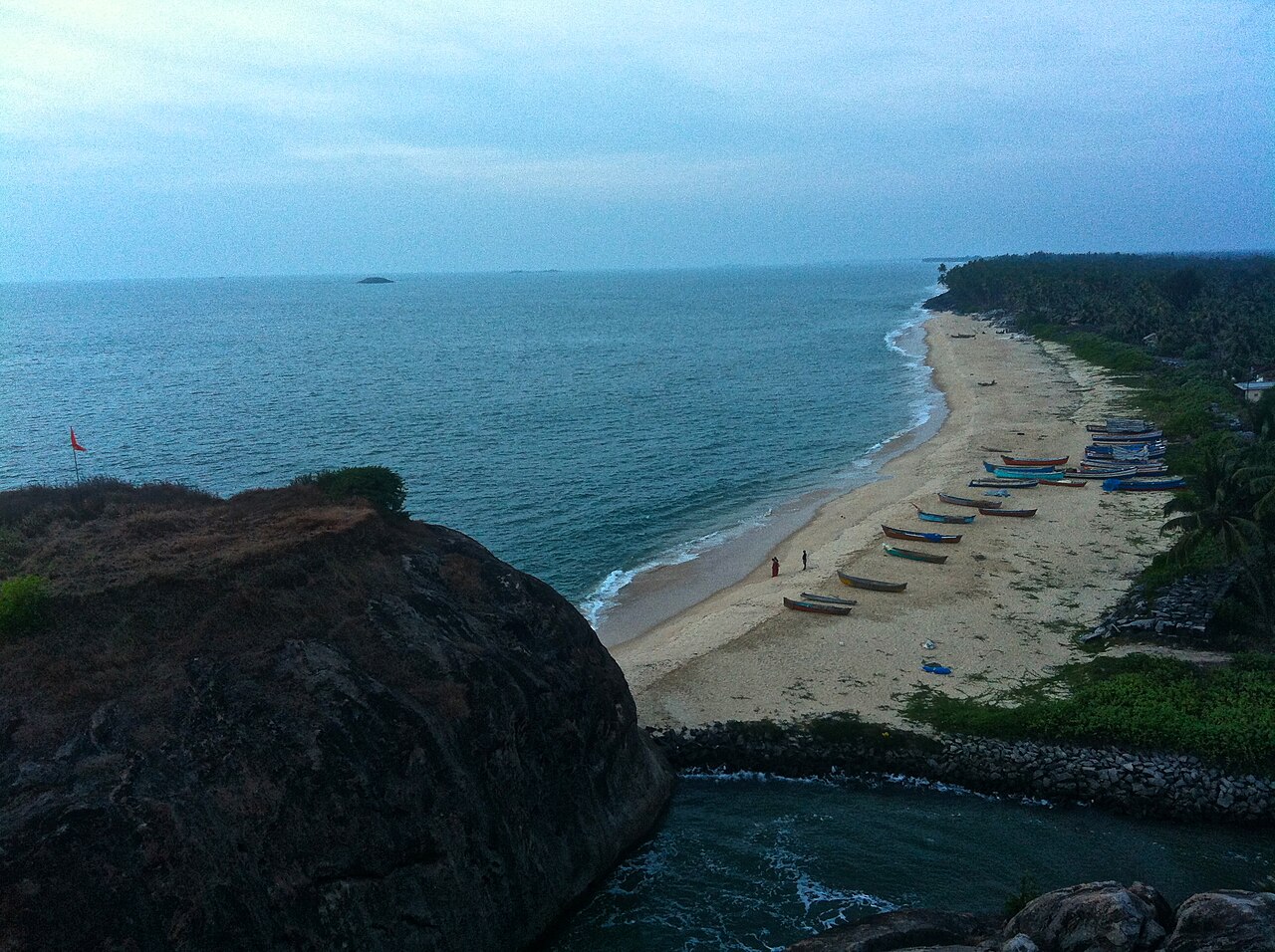 Kapu beach in Udupi, Karnataka. Image by Subhashish Panigrahi via Wikimedia Commons (CC BY-SA 3.0).