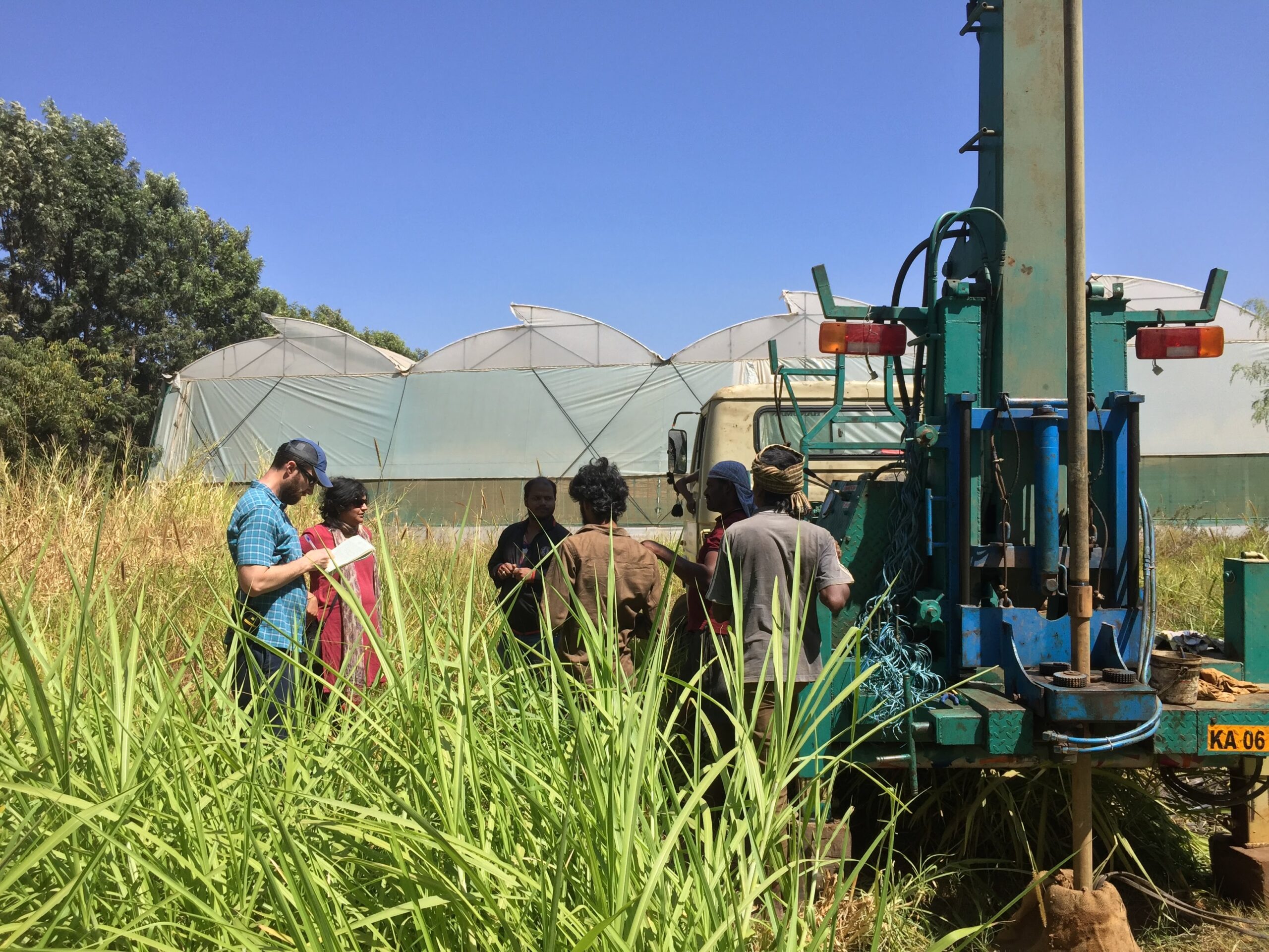 Experts say that the government must adopt policies to encourage more sustainable practices. Farmers can help restore the water table through ecological farming practices. Policies could also establish clear extraction limits. Image by Lakshmikantha N.R.