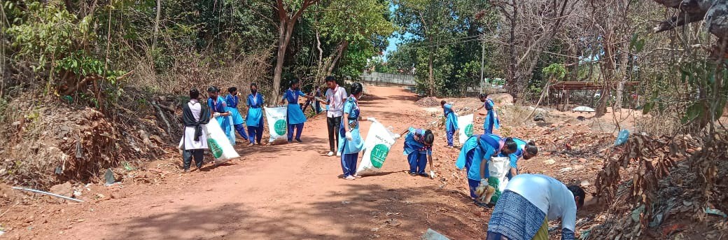 A cleanliness drive held in Udupi, Karnataka. Image courtesy of Baeru.